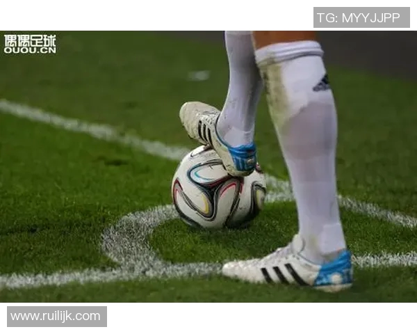 钟爱小白鞋的足球明星们如何在场上展现风采与时尚魅力